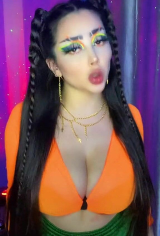 Vai Monroe (@vaimonroe) #cleavage  #bouncing boobs  #crop top  #orange crop top 