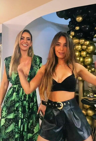 Vanessa Lopes (@vanessalopesr) #cleavage #black crop top #crop top «Dançando de salto e com um...»