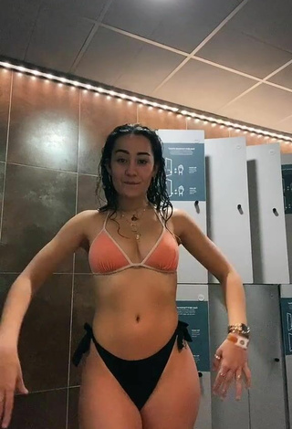 Marina Riverss (@_riverss_) #cleavage  #bikini  #orange bikini top  #black bikini bottom  #booty shaking  «Soy muy pesada ya paro con este...»