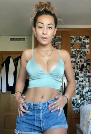 Marina Riverss (@_riverss_) #cleavage  #crop top  #blue crop top  #shorts  #jeans shorts  #booty shaking  «Cuantos tattos crees q tengo?...»