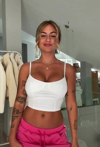 Abril Cols (@abrilcols) #cleavage  #crop top  #white crop top  #booty shaking  «Me olvidé al final xd»