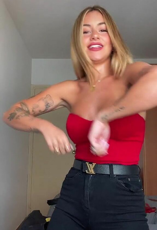 Abril Cols (@abrilcols) #cleavage  #top  #red top  #booty shaking 