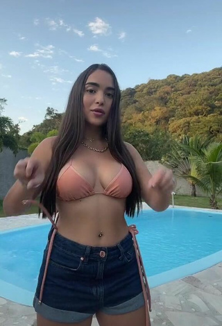 Aline Borges (@aliiineborges) #bikini top  #peach bikini top  #booty shaking  #twerk  #cleavage  #shorts  #jeans shorts  «Era pra ser um vídeo normal mas...»