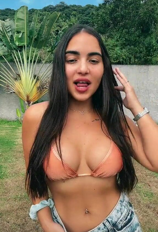 Aline Borges (@aliiineborges) #cleavage  #bikini top  #peach bikini top  «Noix nunca para @mcniack»