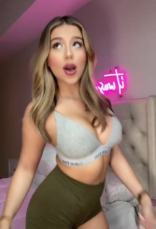 Amanda Díaz (@amandadiaz) #sport bra  #grey sport bra  #big boobs  #cleavage  #shorts  #olive shorts  «It’s a good day   apart from the...»