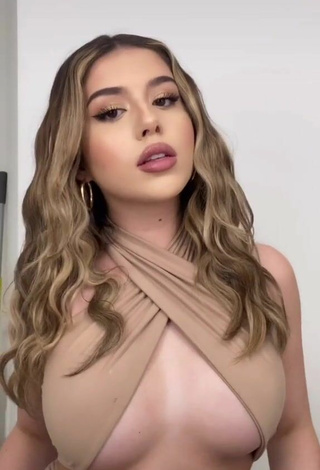 Amanda Díaz (@amandadiaz) #cleavage  #crop top  #beige crop top  #underboob  «it’s true»