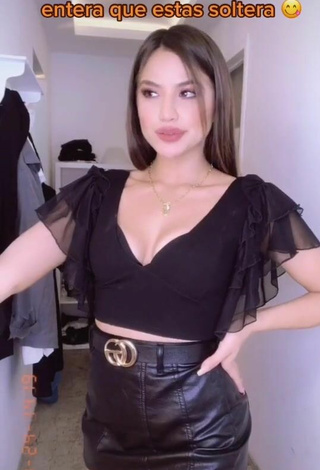 Ana Morquecho (@anamorquechof) #crop top  #black crop top  #cleavage  «Preguntitas morquechitos...»