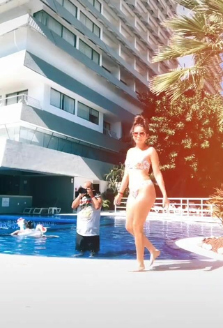 Ana Morquecho (@anamorquechof) #swimming pool  #bikini  #floral bikini  «Quiero despertar y estar en...»