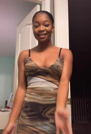 Angel Ogbonna (@angelkelechi) #dress  #cleavage  «I look good and feel good . My...»