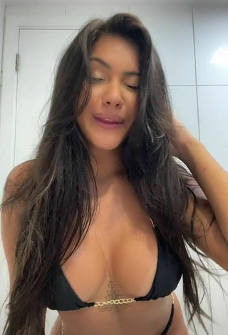 Ayarla Souza (@ayarla.souza) #cleavage  #bikni  #black bikini  #booty shaking  «Peguei a coreografia nas pressas...»