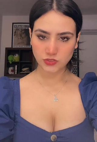 Barbara Nuñez Treviñ (@barbie.nunezt) #cleavage  #crop top  #blue crop top  «Jajaja amo este trend de...»