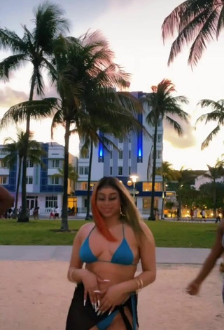 BbygShai (@bbygshaii) #bikini  #beach  #booty shaking  «issa vibe @.queenmaya @tastyxtati»