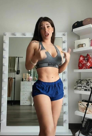 Brenda Zambrano (@brendazambranoc) #sport bra  #grey sport bra  #sport shorts  #blue sport shorts  #cleavage  «Eso mamona»