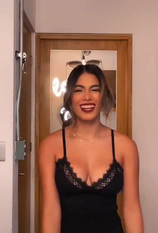 Camilla Contreras (@camcontreras___) #cleavage  #bouncing boobs  #top  #black top  «tenía a mis amigas gritándome...»