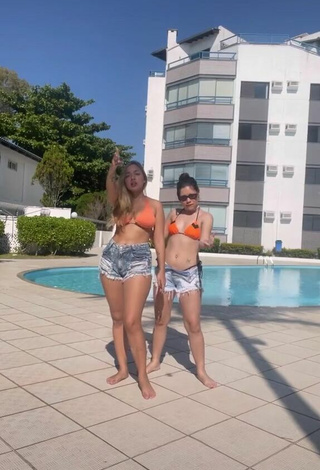 Carolinne Silver (@carolinnesilver) #swimming pool  #bikini top  #shorts  «@gaahcosta_ música novaaaaa LINK...»