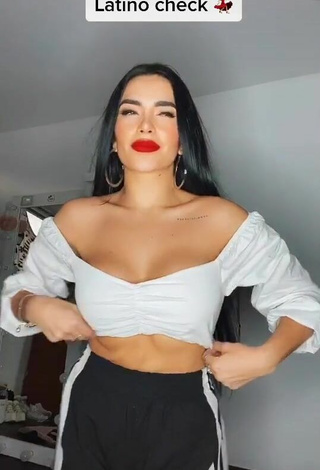 Dania Méndez (@daniamdz) #red lips  #crop top  #white crop top  #cleavage  #booty shaking  «Aquí se baila de todo un poco...»