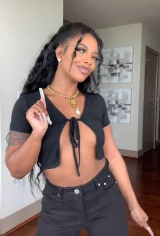 De'arra Taylor (@dearra) #crop top  #black crop top  #booty shaking  «Leader of the Itty Bitty Titty...»