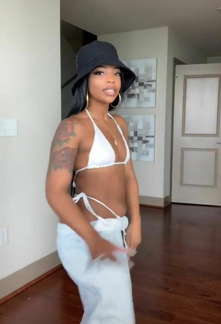 De'arra Taylor (@dearra) #bikini  #white bikini  #booty shaking  #pants  #white pants  «She’s back»